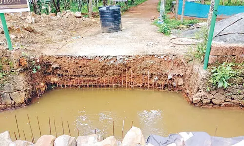 അനുമതി ലഭിക്കുന്നതിന് മുമ്പ് പാലം പൊളിച്ചു; നാട്ടുകാർ ദുരിതത്തിൽ