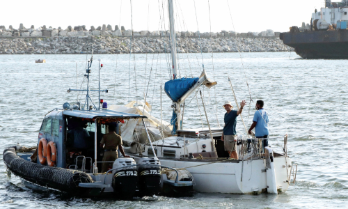 തുറമുഖത്ത് പിടിച്ചിട്ട പായ്ക്കപ്പലുമായി സഞ്ചാരി മടങ്ങി തുറമുഖത്ത് പിടിച്ചിട്ട പായ്ക്കപ്പലുമായി സഞ്ചാരി മടങ്ങി