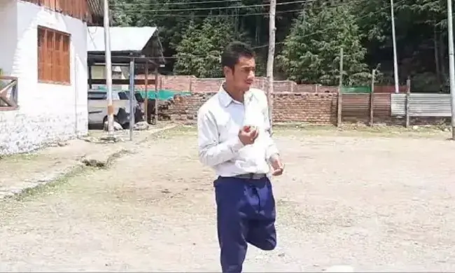 ഒറ്റക്കാലിൽ പർവേസ് സ്കൂളിലേക്ക് രണ്ട് കിലോമീറ്റർ നടക്കും; ജീവിതത്തിൽ സ്വന്തം കാലിൽ നിൽക്കാൻ