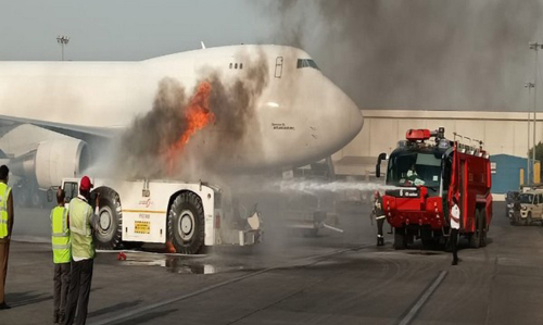 ഡൽഹി വിമാനത്താവളത്തിൽ പുഷ്ബാക് ടോയിങ് വാഹനത്തിന് തീപിടിച്ചു; ഒഴിവായത് വൻ ദുരന്തം