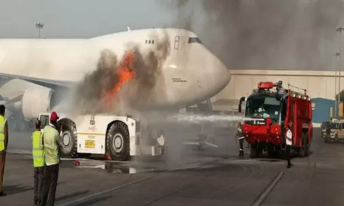 ഡൽഹി വിമാനത്താവളത്തിൽ പുഷ്ബാക് ടോയിങ് വാഹനത്തിന് തീപിടിച്ചു; ഒഴിവായത് വൻ ദുരന്തം