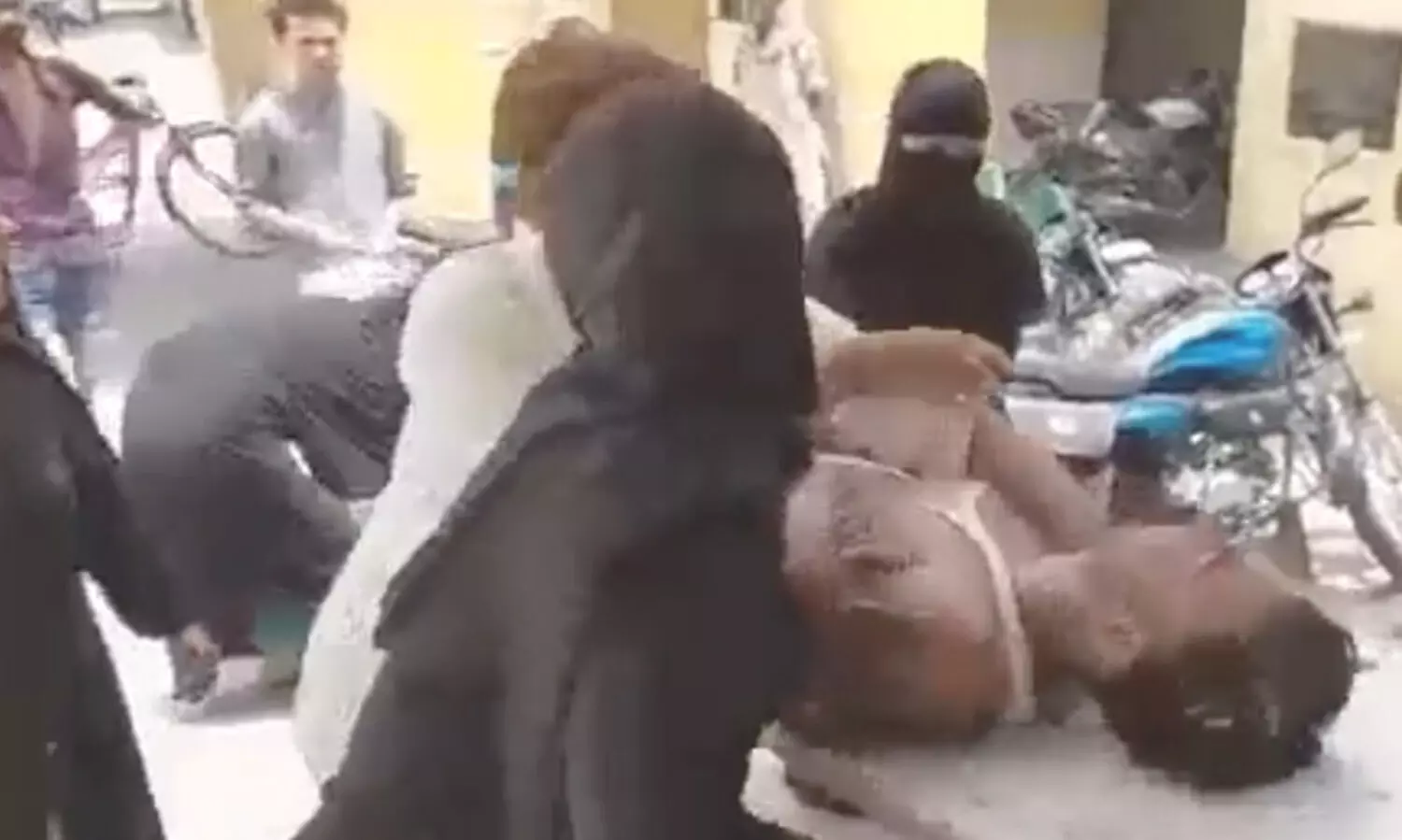 യു.പിയിൽ ഗോവധം ആരോപിച്ച് മുസ്‍ലിം യുവാവിന് നേരെ പൊലീസ് അതിക്രമം; മലദ്വാരത്തിൽ ദണ്ഡ് കയറ്റിയും ഷോക്കേൽപിച്ചും പീഡനം