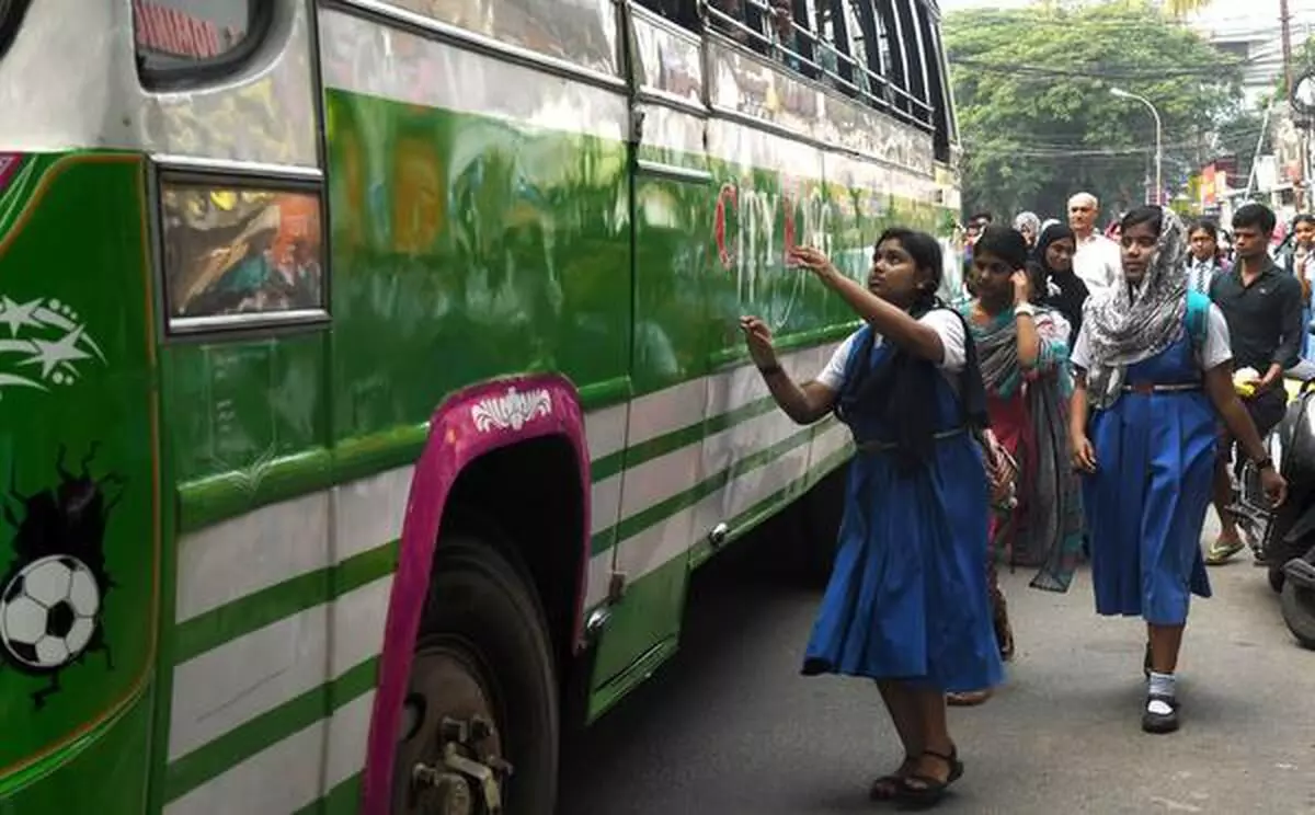 സ്വകാര്യ ബസിൽ ഡോർ ചെക്കർമാരില്ലാത്തത് അപകടഭീതി പരത്തുന്നു സ്വകാര്യ ബസിൽ ഡോർ ചെക്കർമാരില്ലാത്തത് അപകടഭീതി പരത്തുന്നു