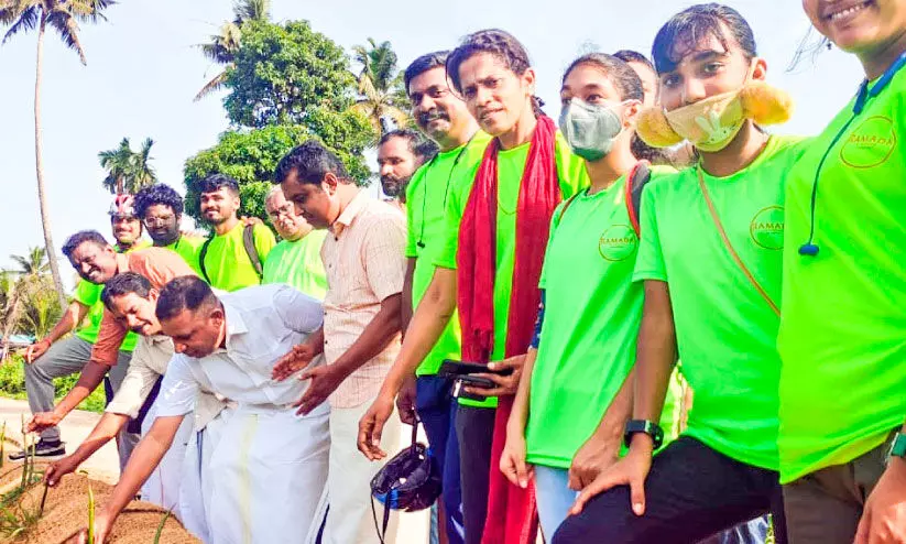 സൈക്കിളിൽ കണ്ടലുമായി കായികതാരങ്ങളുടെ കുട്ടനാടൻ യാത്ര സൈക്കിളിൽ കണ്ടലുമായി കായികതാരങ്ങളുടെ കുട്ടനാടൻ യാത്ര