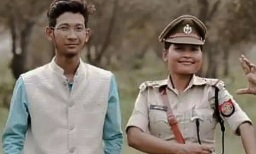 പ്രതിശ്രുത വരനെ വിലങ്ങ് വെച്ച് താരമായ ഉദ്യോഗസ്ഥ അഴിമതിക്കേസിൽ അറസ്റ്റിലായി