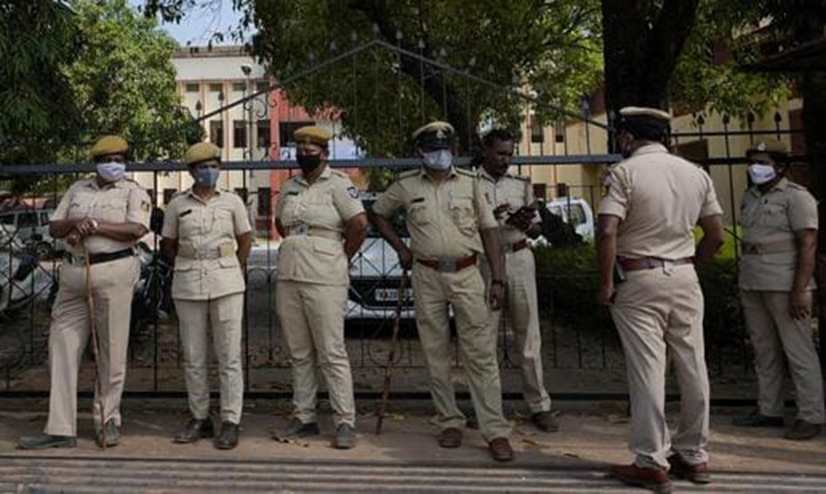 അഹിന്ദുക്കളുടെ വാഹനങ്ങൾ നിർത്തിയിടരുത് ! കർണാടകയിൽ ക്ഷേത്രത്തിന് സമീപം ബോർഡ് സ്ഥാപിച്ചു അഹിന്ദുക്കളുടെ വാഹനങ്ങൾ നിർത്തിയിടരുത് ! കർണാടകയിൽ ക്ഷേത്രത്തിന് സമീപം ബോർഡ് സ്ഥാപിച്ചു
