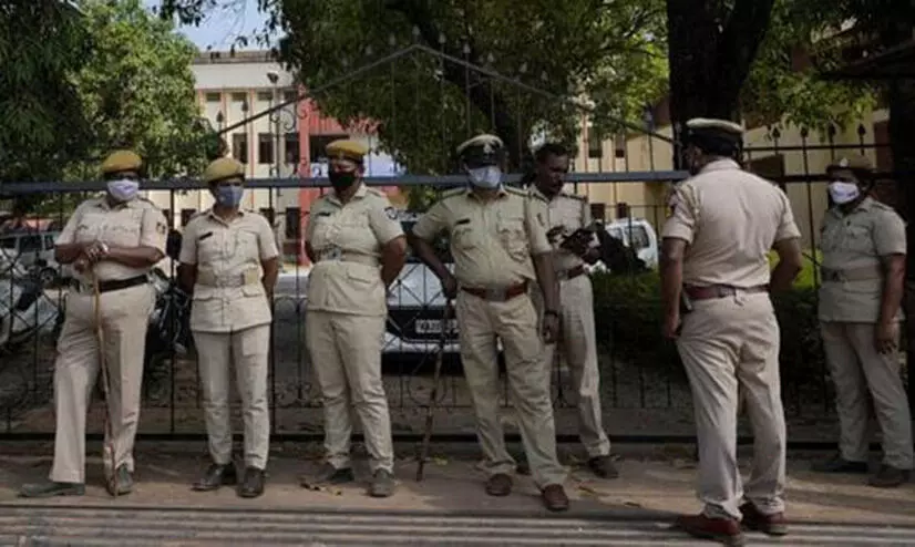 അഹിന്ദുക്കളുടെ വാഹനങ്ങൾ നിർത്തിയിടരുത് ! കർണാടകയിൽ ക്ഷേത്രത്തിന് സമീപം ബോർഡ് സ്ഥാപിച്ചു അഹിന്ദുക്കളുടെ വാഹനങ്ങൾ നിർത്തിയിടരുത് ! കർണാടകയിൽ ക്ഷേത്രത്തിന് സമീപം ബോർഡ് സ്ഥാപിച്ചു