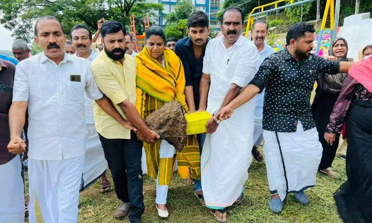 കെ റെയിൽ കുറ്റി പിഴുത് പുഴയിലെറിഞ്ഞ്, കുഴിയിൽ മരം നട്ട് പരിസ്ഥിതി ദിനാചരണം കെ റെയിൽ കുറ്റി പിഴുത് പുഴയിലെറിഞ്ഞ്, കുഴിയിൽ മരം നട്ട് പരിസ്ഥിതി ദിനാചരണം