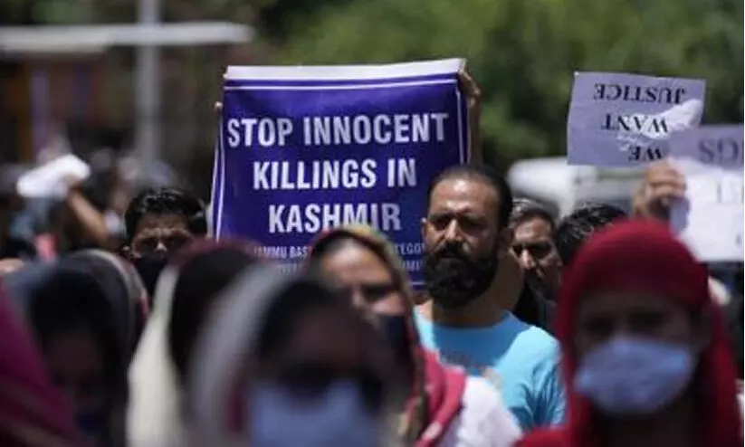 കശ്മീർ കൊലപാതകങ്ങൾ: കേന്ദ്ര സർക്കാറിനെ പ്രതിരോധത്തിലാക്കി പ്രതിഷേധം കശ്മീർ കൊലപാതകങ്ങൾ: കേന്ദ്ര സർക്കാറിനെ പ്രതിരോധത്തിലാക്കി പ്രതിഷേധം