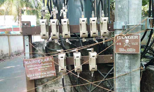 അപകടം അരികെ; സുരക്ഷയുറപ്പാക്കാതെ   റോഡരികിൽ ട്രാൻസ്ഫോർമർ