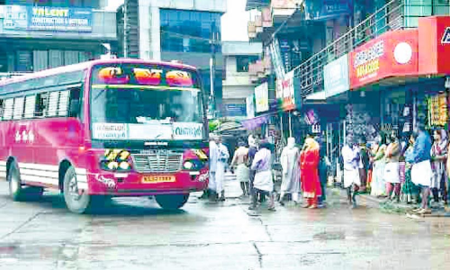 ചന്തക്കുന്നിലെ ബസ് സ്റ്റാൻഡ് നിർമാണം   ഇഴയുന്നു; വലഞ്ഞ് യാത്രക്കാർ