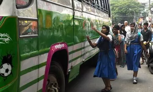 സ്വകാര്യ ബസിൽ ഡോർ ചെക്കർമാരില്ലാത്തത് അപകടഭീതി പരത്തുന്നു സ്വകാര്യ ബസിൽ ഡോർ ചെക്കർമാരില്ലാത്തത് അപകടഭീതി പരത്തുന്നു