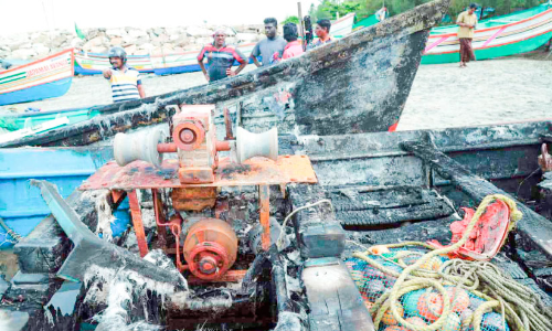 കരൂർ തീരത്ത് രണ്ട് മത്സ്യബന്ധന  വള്ളങ്ങൾ കത്തിയ നിലയിൽ