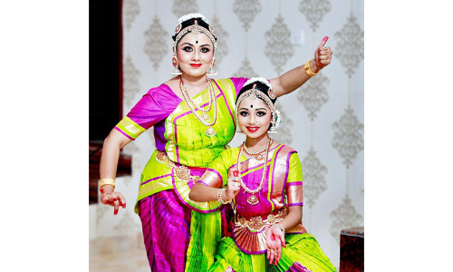 കൗ​തു​ക​മാ​യി അ​മ്മ​യു​ടെ​യും മ​ക​ളു​ടെ​യും അ​ര​ങ്ങേ​റ്റം