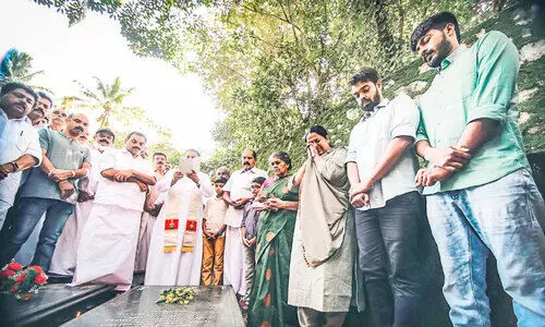 വിജയം സമർപ്പിക്കാൻ ഉമ തോമസ് പി.ടിയുടെ കല്ലറയിൽ
