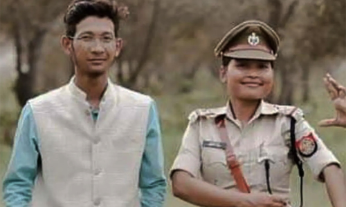 പ്രതിശ്രുത വരനെ വിലങ്ങ് വെച്ച് താരമായ ഉദ്യോഗസ്ഥ അഴിമതിക്കേസിൽ അറസ്റ്റിലായി