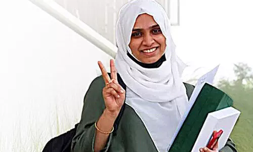 ഇ-​മാ​ലി​ന്യ​ങ്ങ​ളെ തു​രത്താ​ൻ നാ​ദി​യ ടീ​ച്ച​ർ