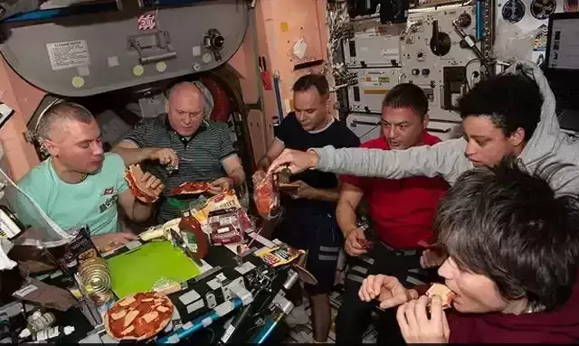 ബഹിരാകാശത്ത് നിന്നൊരു പിസ