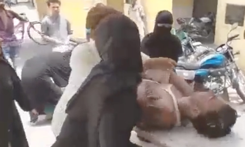 യു.പിയിൽ ഗോവധം ആരോപിച്ച് മുസ്ലിം യുവാവിന് നേരെ പൊലീസ് അതിക്രമം; മലദ്വാരത്തിൽ ദണ്ഡ് കയറ്റിയും ഷോക്കേൽപിച്ചും പീഡനം യു.പിയിൽ ഗോവധം ആരോപിച്ച് മുസ്ലിം യുവാവിന് നേരെ പൊലീസ് അതിക്രമം; മലദ്വാരത്തിൽ ദണ്ഡ് കയറ്റിയും ഷോക്കേൽപിച്ചും പീഡനം