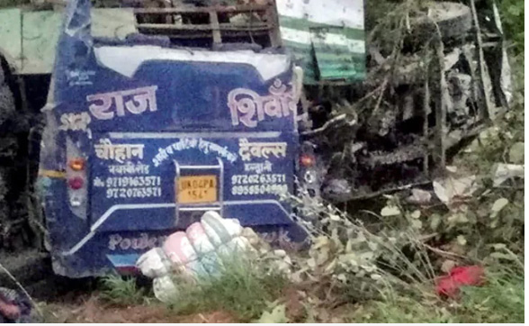 തീർഥാടകരുമായി പോയ ബസ് മലയിടുക്കിലേക്ക് മറിഞ്ഞ് 25 പേർ മരിച്ചു തീർഥാടകരുമായി പോയ ബസ് മലയിടുക്കിലേക്ക് മറിഞ്ഞ് 25 പേർ മരിച്ചു