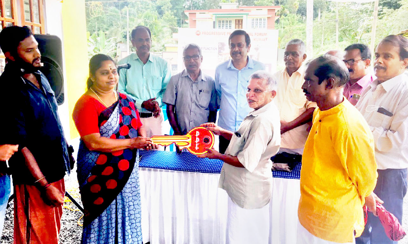 പി.പി.എഫ് നിർമിച്ച വീടിന്റെ താക്കോൽ കൈമാറി