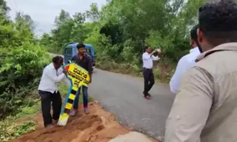 റോഡിന് ഗോഡ്സെയുടെ പേര്: പ്രതിഷേധത്തിനൊടുവിൽ സൈൻ ബോർഡ് നീക്കി റോഡിന് ഗോഡ്സെയുടെ പേര്: പ്രതിഷേധത്തിനൊടുവിൽ സൈൻ ബോർഡ് നീക്കി