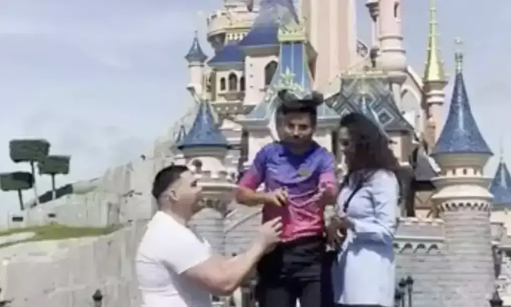 യുവാവിന്‍റെ വിവാഹ അഭ്യർഥന തടസ്സപ്പെടുത്തി ജീവനക്കാരൻ; ഖേദപ്രകടനവുമായി ഡിസ്നി ലാൻഡ്