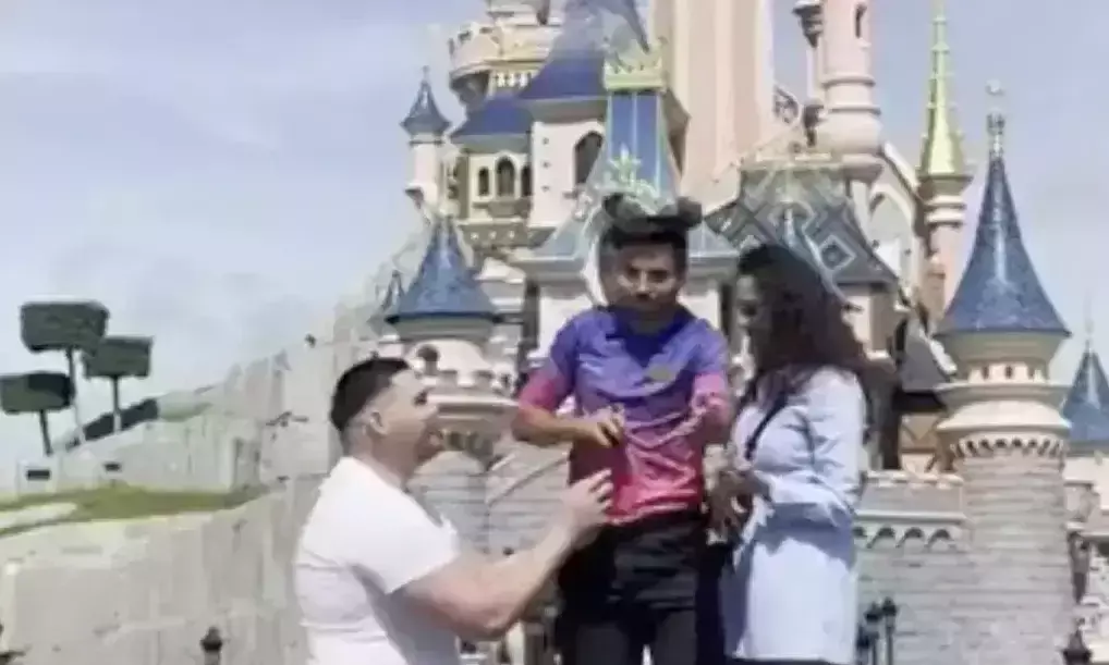 യുവാവിന്റെ വിവാഹ അഭ്യർഥന തടസ്സപ്പെടുത്തി ജീവനക്കാരൻ; ഖേദപ്രകടനവുമായി ഡിസ്നി ലാൻഡ് യുവാവിന്റെ വിവാഹ അഭ്യർഥന തടസ്സപ്പെടുത്തി ജീവനക്കാരൻ; ഖേദപ്രകടനവുമായി ഡിസ്നി ലാൻഡ്