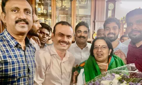 പ്രവാസികൾക്ക് പ്രത്യേക നന്ദി രേഖപ്പെടുത്തി ഉമ തോമസ്; അഭിനന്ദന ബൊക്കെ നൽകി ജിദ്ദ ഒ.ഐ.സി.സി