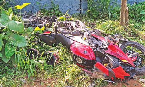 ബൈക്കുകൾ ഇടിച്ചു മരത്തിൽ തട്ടി മറിഞ്ഞു; നാലു യുവാക്കൾക്ക് പരിക്ക്