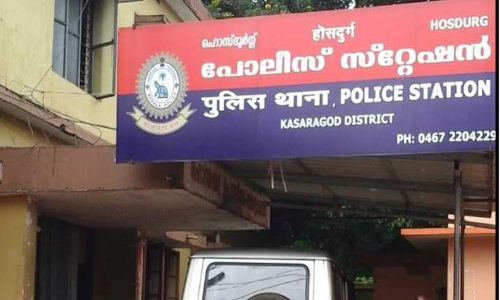 ഹോസ്ദുര്‍ഗ് പൊലീസ് സ്റ്റേഷനു നേരെ ബിയര്‍ കുപ്പികള്‍ എറിഞ്ഞു​