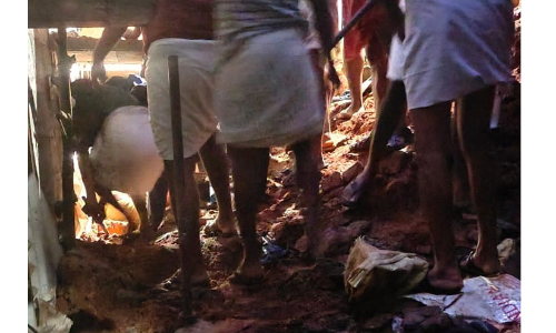 മതിലിടിഞ്ഞ് മണ്ണിനടിയിൽ കുടുങ്ങിയ മധ്യവയസ്ക്കൻ മരിച്ചു