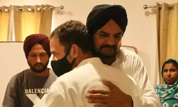 കൊല്ലപ്പെട്ട പഞ്ചാബി ഗായകൻ സിദ്ദു മൂസെ വാലയുടെ വീട് സന്ദർശിച്ച് രാഹുൽ ഗാന്ധി