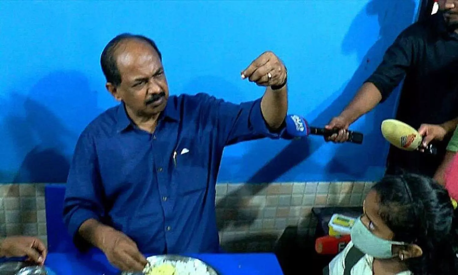 സ്കൂളിൽ മന്ത്രിക്ക് കിട്ടിയ ഉച്ചയൂണിൽ തലമുടി