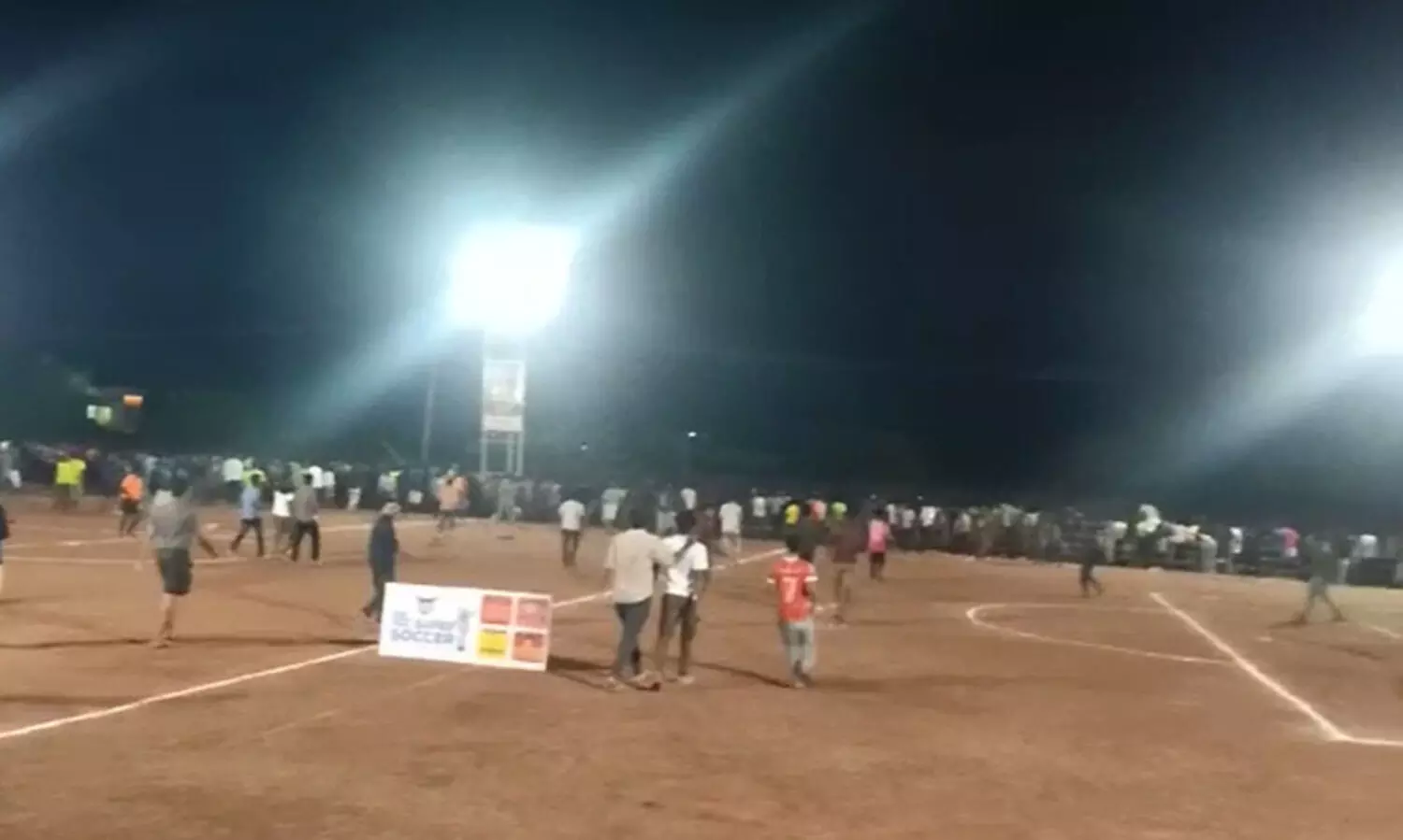 നിലമ്പൂർ പൂക്കോട്ടുംപാടത്ത് ഫുട്ബാൾ മത്സരത്തിനിടെ ഗാലറി തകർന്ന് നിരവധി പേർക്ക് പരിക്ക് -VIDEO