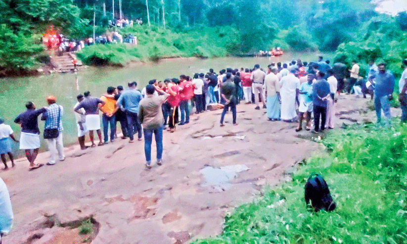 ആനക്കയം പാറക്കടവിൽ കുളിക്കാനിറങ്ങിയ ഒരാളെ കാണാതായി, സുഹൃത്ത് നീന്തിരക്ഷപ്പെട്ടു ആനക്കയം പാറക്കടവിൽ കുളിക്കാനിറങ്ങിയ ഒരാളെ കാണാതായി, സുഹൃത്ത് നീന്തിരക്ഷപ്പെട്ടു