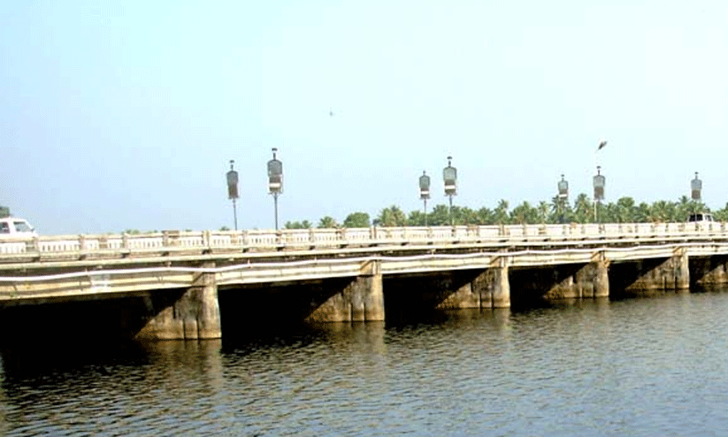 എങ്ങുമെത്താ​തെ തോട്ടപ്പള്ളി സ്പിൽവേ നവീകരണം; രണ്ടാംകൃഷിക്ക്​ ഭീഷണിയായി ഉപ്പുവെള്ളം