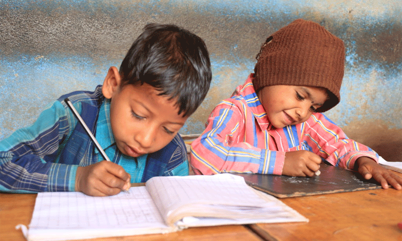 അറിവിൻ വഴിയിൽ ഇരുളിൻ പൂട്ട്​