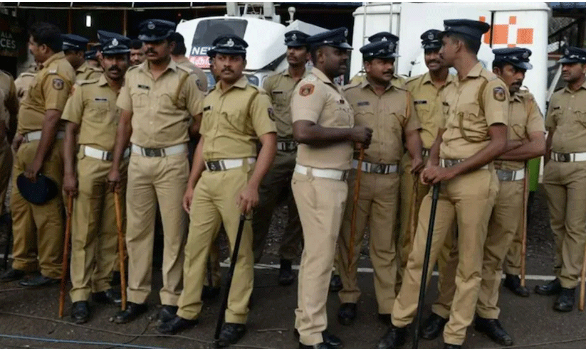 വിവരം ചോര്ത്തിയെന്ന ആരോപണത്തിന് പിന്നില് പൊലീസിലെ ചേരിതിരിവെന്ന് പരാതി വിവരം ചോര്ത്തിയെന്ന ആരോപണത്തിന് പിന്നില് പൊലീസിലെ ചേരിതിരിവെന്ന് പരാതി