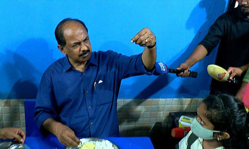 സ്കൂളിൽ മന്ത്രിക്ക് കിട്ടിയ ഉച്ചയൂണിൽ തലമുടി സ്കൂളിൽ മന്ത്രിക്ക് കിട്ടിയ ഉച്ചയൂണിൽ തലമുടി