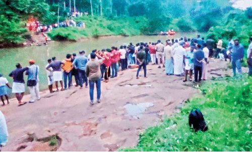 ആനക്കയം പാറക്കടവിൽ കുളിക്കാനിറങ്ങിയ ഒരാളെ കാണാതായി, സുഹൃത്ത് നീന്തിരക്ഷപ്പെട്ടു ആനക്കയം പാറക്കടവിൽ കുളിക്കാനിറങ്ങിയ ഒരാളെ കാണാതായി, സുഹൃത്ത് നീന്തിരക്ഷപ്പെട്ടു