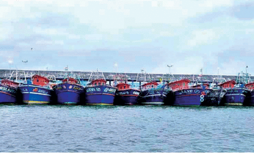 ട്രോ​ളി​ങ് നി​രോ​ധ​ന​ത്തി​ന് മണിക്കൂറുകള്‍;   പൊ​ന്നാ​നി ഹാ​ര്‍ബ​റി​ല്‍ ന​ങ്കൂ​ര​മി​ടാ​നാ​വാ​തെ   മ​ത്സ്യ​ബ​ന്ധ​ന ബോ​ട്ടു​ക​ള്‍