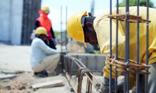 ഉ​ച്ച​വെ​യി​ലി​ൽ പു​റം​ജോ​ലി​ക​ൾ​ക്ക് നി​രോ​ധ​നം