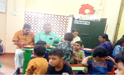 സ്കൂൾ കുട്ടികൾക്കൊപ്പം ഉച്ചഭക്ഷണം കഴിച്ച്​ കൗൺസിലർമാർ