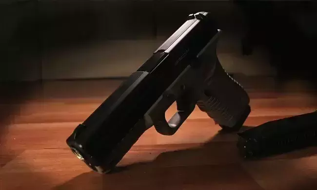 നിറച്ച തോക്ക് നിലത്ത് വെച്ചു; രണ്ട് വയസ്സുകാരനിൽ നിന്ന് അബദ്ധത്തിൽ വെടിയേറ്റ് അച്ഛൻ മരിച്ചു