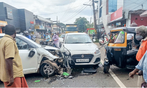 നിയന്ത്രണംവിട്ട കാര് രണ്ട് വാഹനങ്ങളിൽ ഇടിച്ചു നിയന്ത്രണംവിട്ട കാര് രണ്ട് വാഹനങ്ങളിൽ ഇടിച്ചു