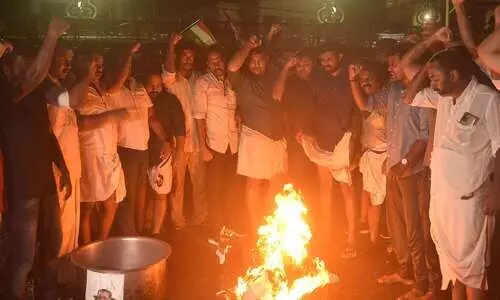 ബിരിയാണിച്ചെമ്പുമായി യൂത്ത് കോൺഗ്രസ് പ്രതിഷേധം; ലാത്തിച്ചാർജ്