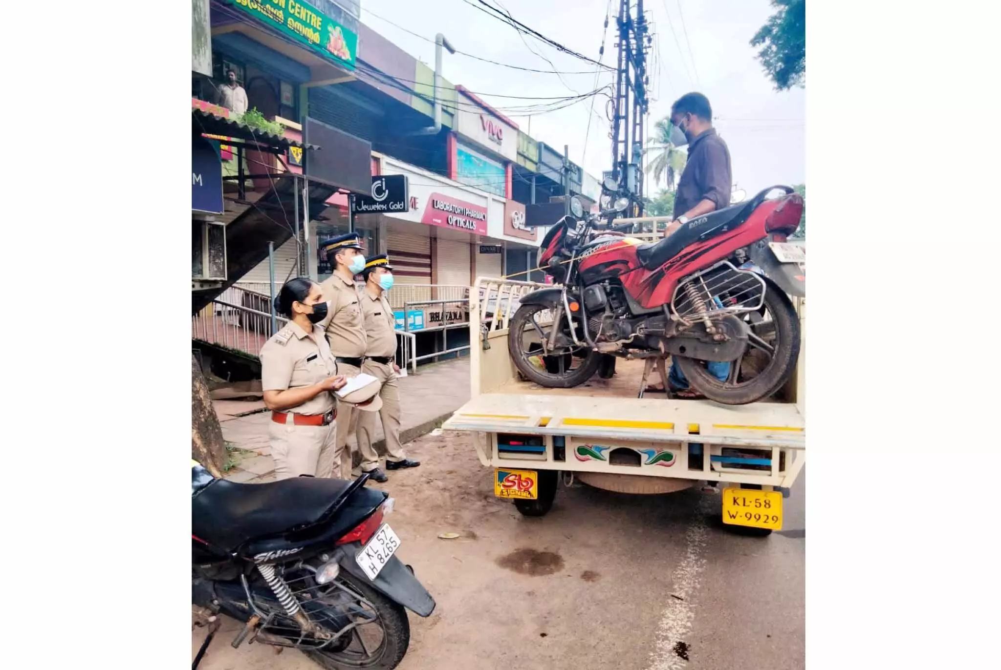കൊടുവള്ളി ടൗൺ ഗതാഗത പരിഷ്കാരം; നിയമലംഘനങ്ങൾക്കെതിരെ നടപടി ആരംഭിച്ചു കൊടുവള്ളി ടൗൺ ഗതാഗത പരിഷ്കാരം; നിയമലംഘനങ്ങൾക്കെതിരെ നടപടി ആരംഭിച്ചു