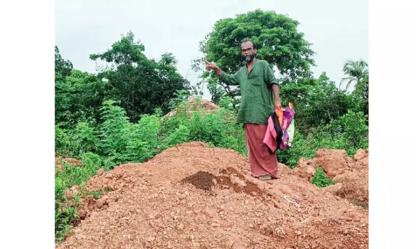വിഷ്ണുഭാരതീയന്റെ ശവകുടീരത്തിൽനിന്ന് ഒരുപിടി മണ്ണ്; കുറുവൻകുന്ന് പുനർജനിക്കും വിഷ്ണുഭാരതീയന്റെ ശവകുടീരത്തിൽനിന്ന് ഒരുപിടി മണ്ണ്; കുറുവൻകുന്ന് പുനർജനിക്കും