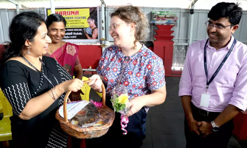 കുടുംബശ്രീയെ അടുത്തറിയാൻ ബ്രിട്ടീഷ് ഡെപ്യൂട്ടി ഹൈകമീഷണർ എത്തി കുടുംബശ്രീയെ അടുത്തറിയാൻ ബ്രിട്ടീഷ് ഡെപ്യൂട്ടി ഹൈകമീഷണർ എത്തി